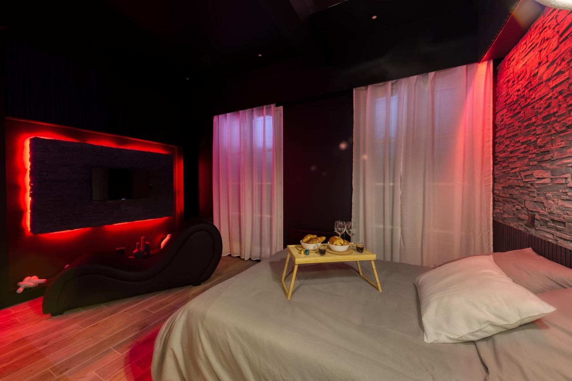 Suite Deluxe - Jacuzzi Melun Bagian luar foto
