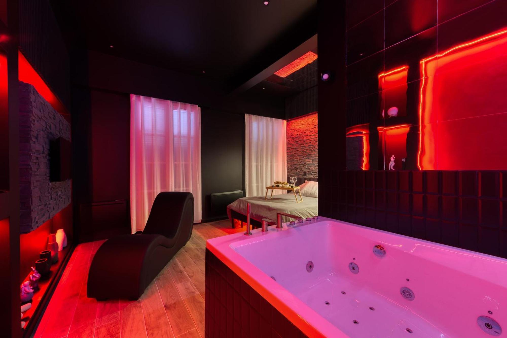 Suite Deluxe - Jacuzzi Melun Bagian luar foto