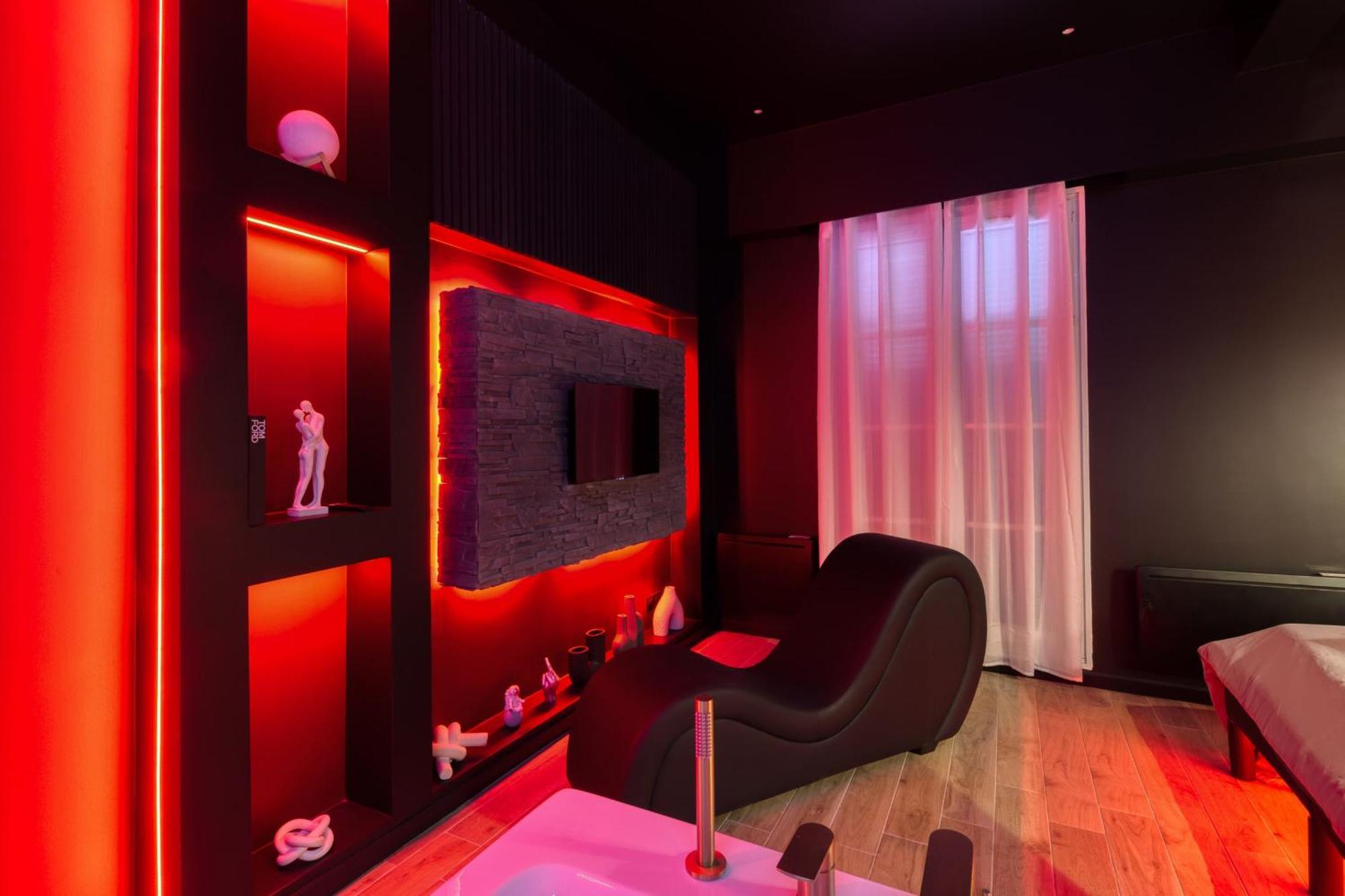 Suite Deluxe - Jacuzzi Melun Bagian luar foto