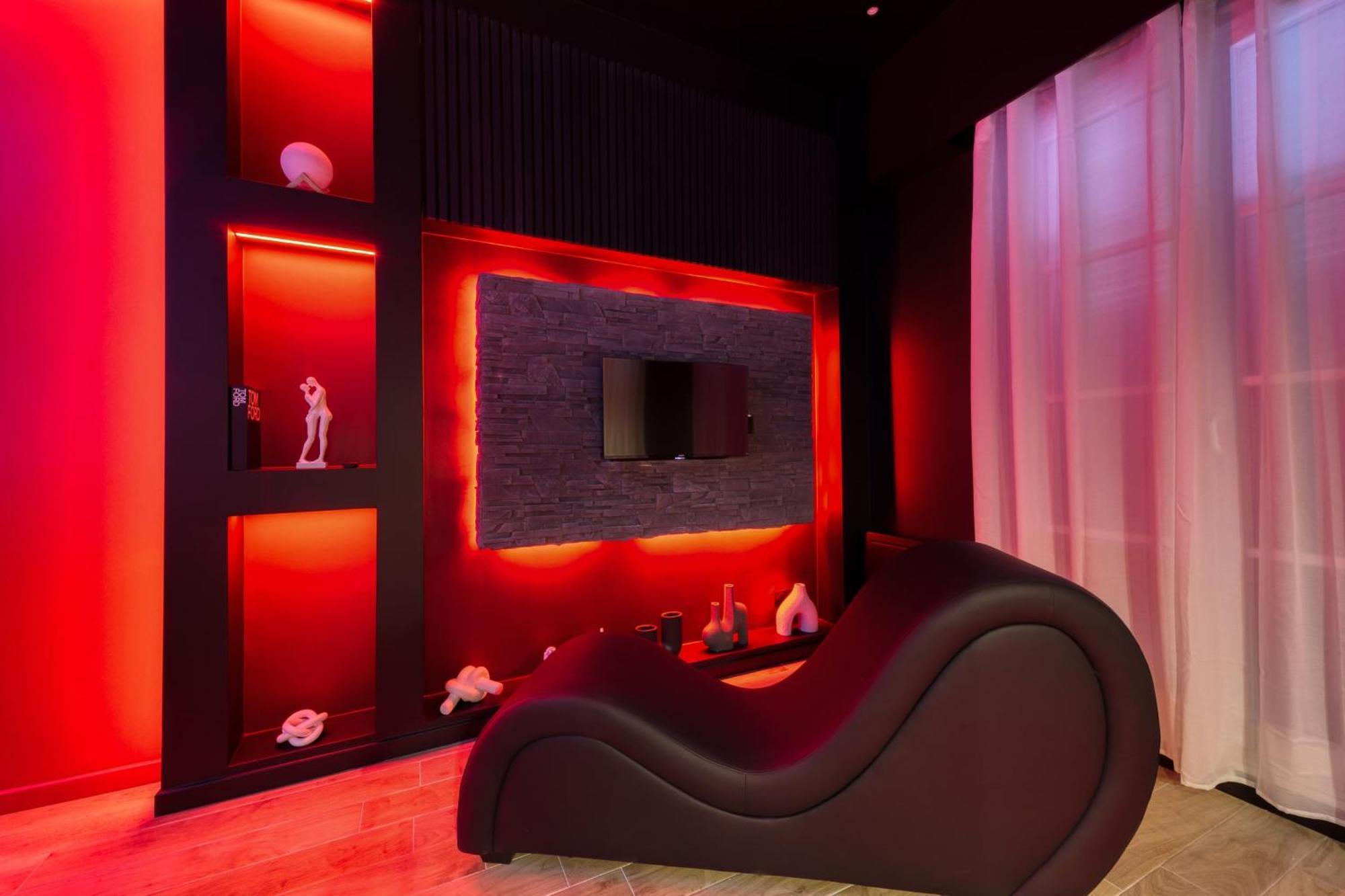 Suite Deluxe - Jacuzzi Melun Bagian luar foto