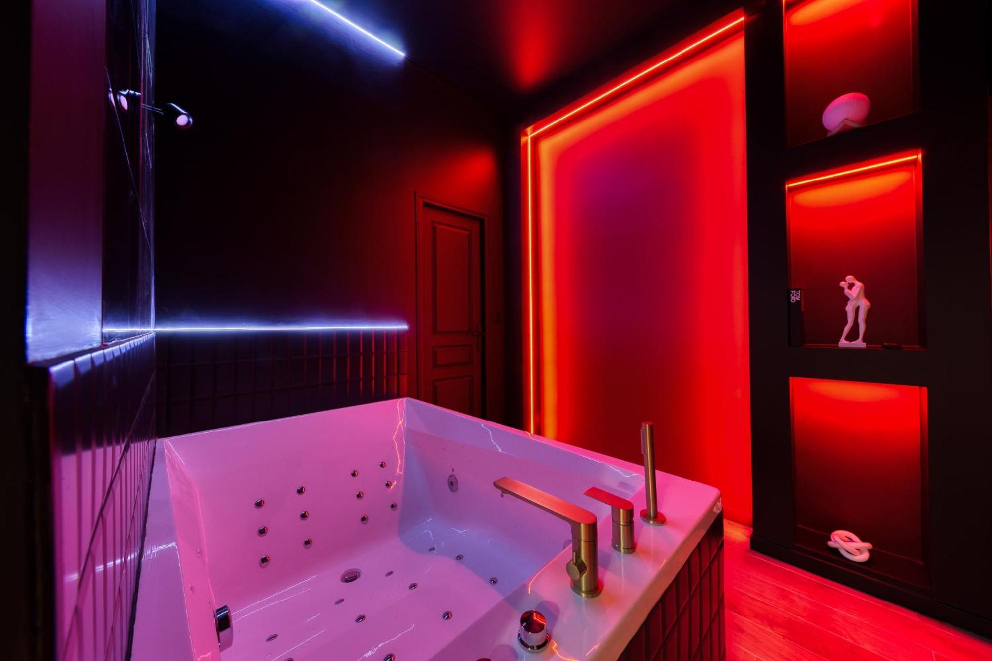 Suite Deluxe - Jacuzzi Melun Bagian luar foto