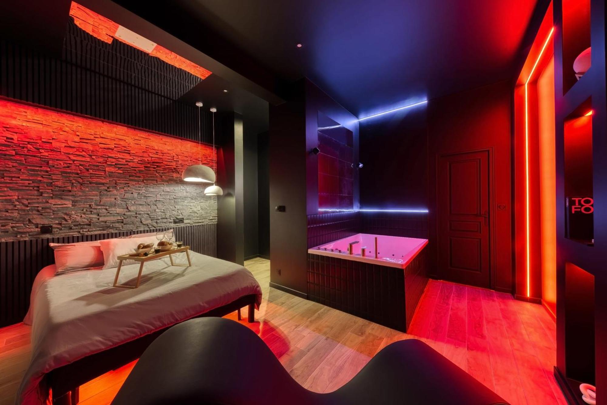 Suite Deluxe - Jacuzzi Melun Bagian luar foto