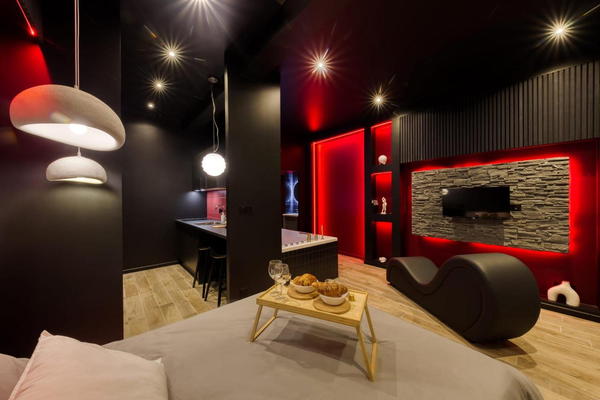 Suite Deluxe - Jacuzzi Melun Bagian luar foto