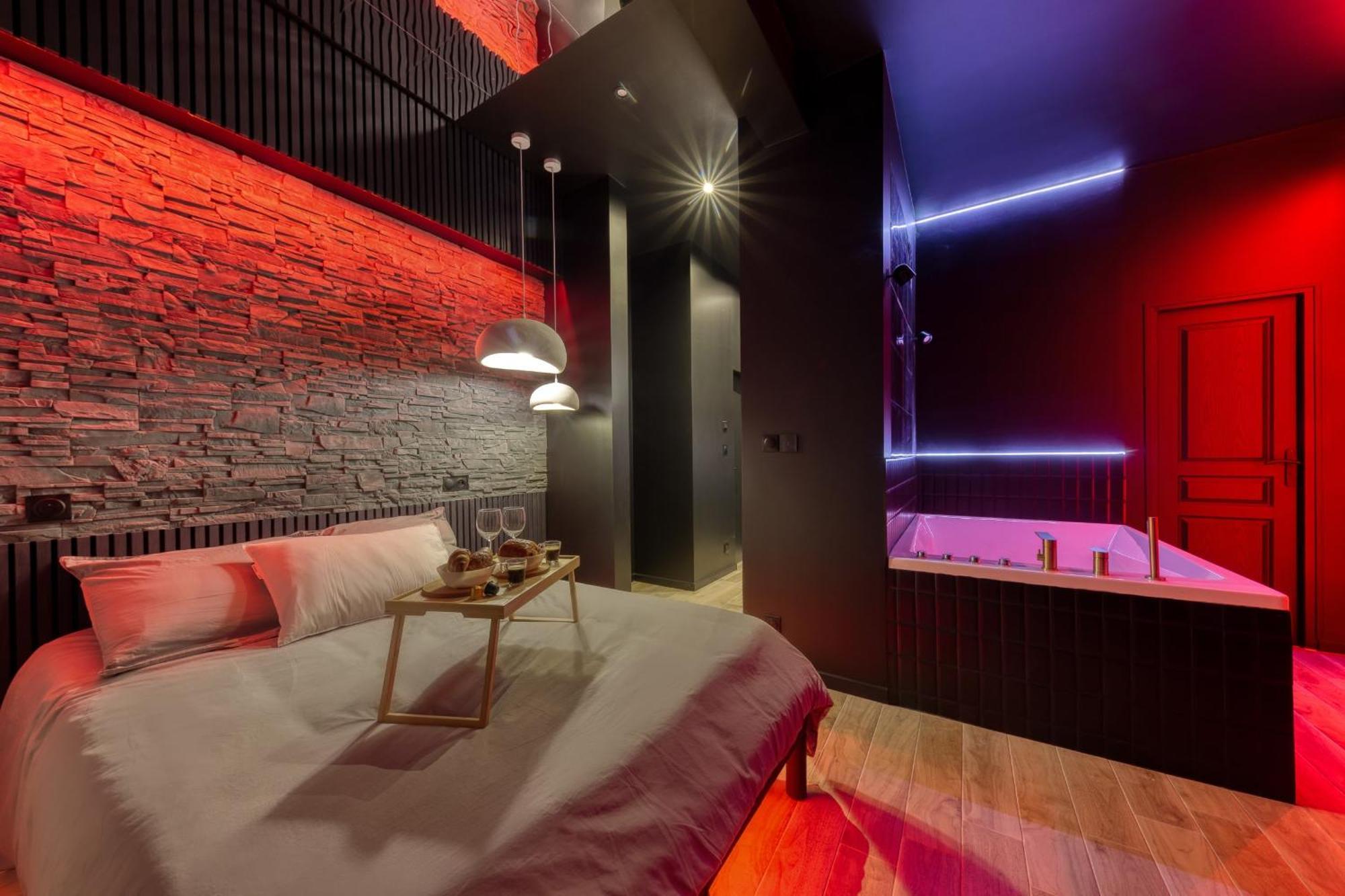 Suite Deluxe - Jacuzzi Melun Bagian luar foto